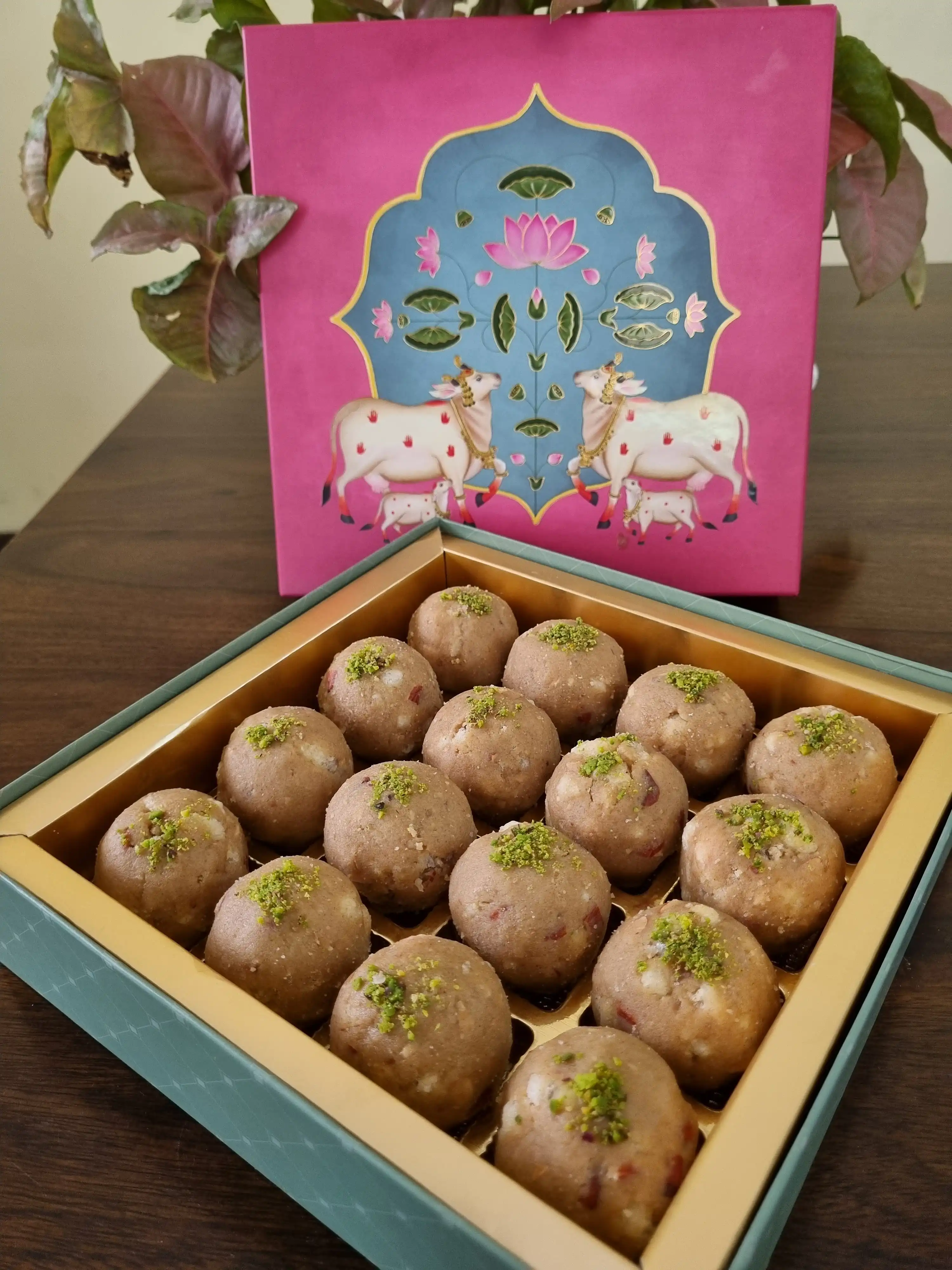 Gaund Laddoo